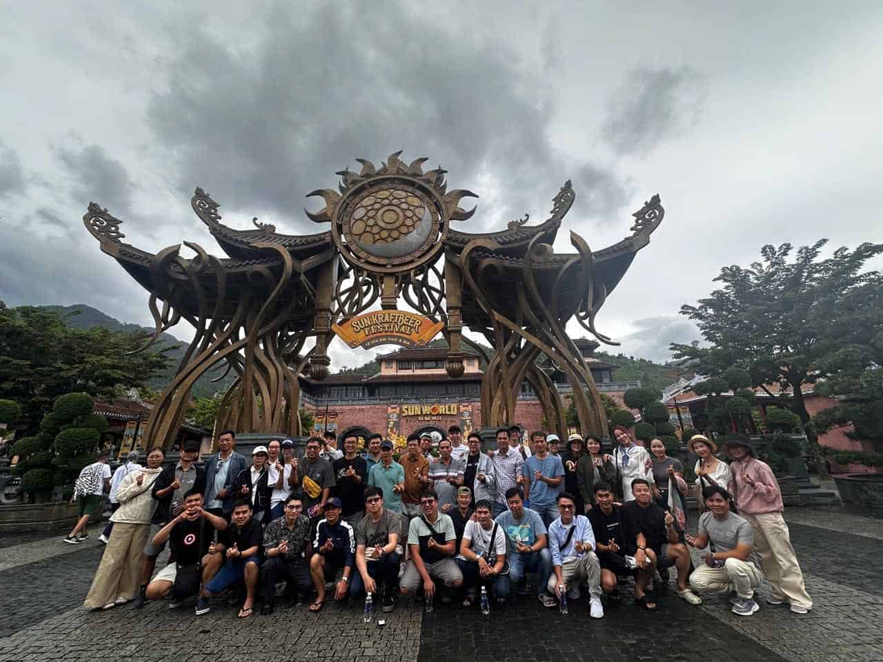 don-doan-du-lich-ba-na-hills-golden-bridge